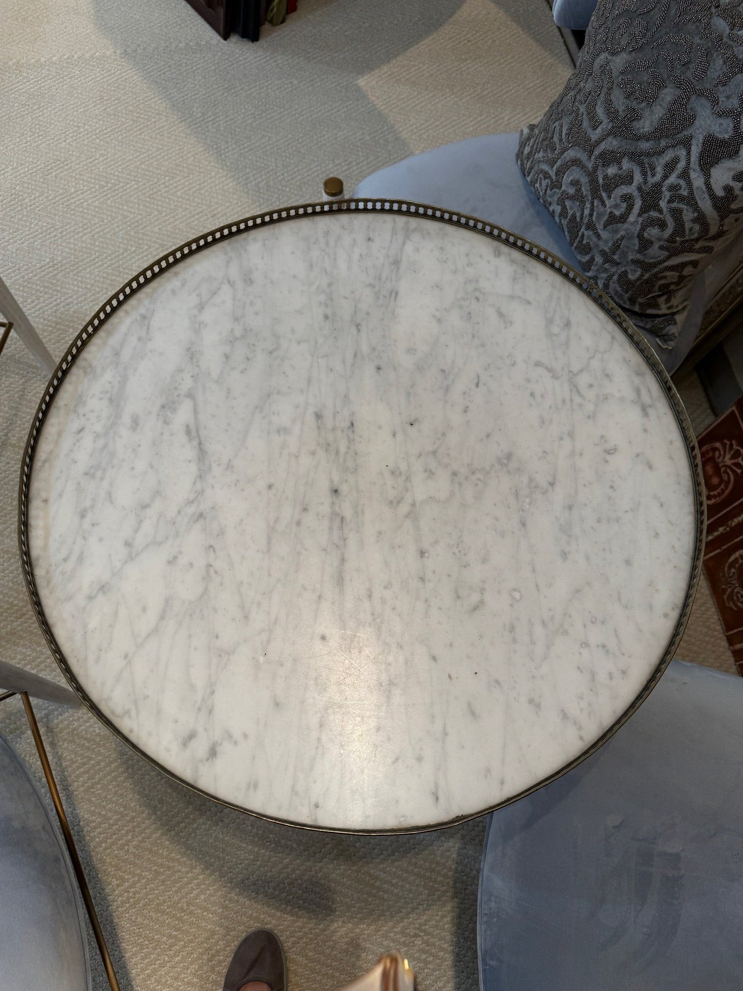 Grand Expressions Gallery and Home Store 18th-century Louis XVI tea table with round white marble top and brass gallery