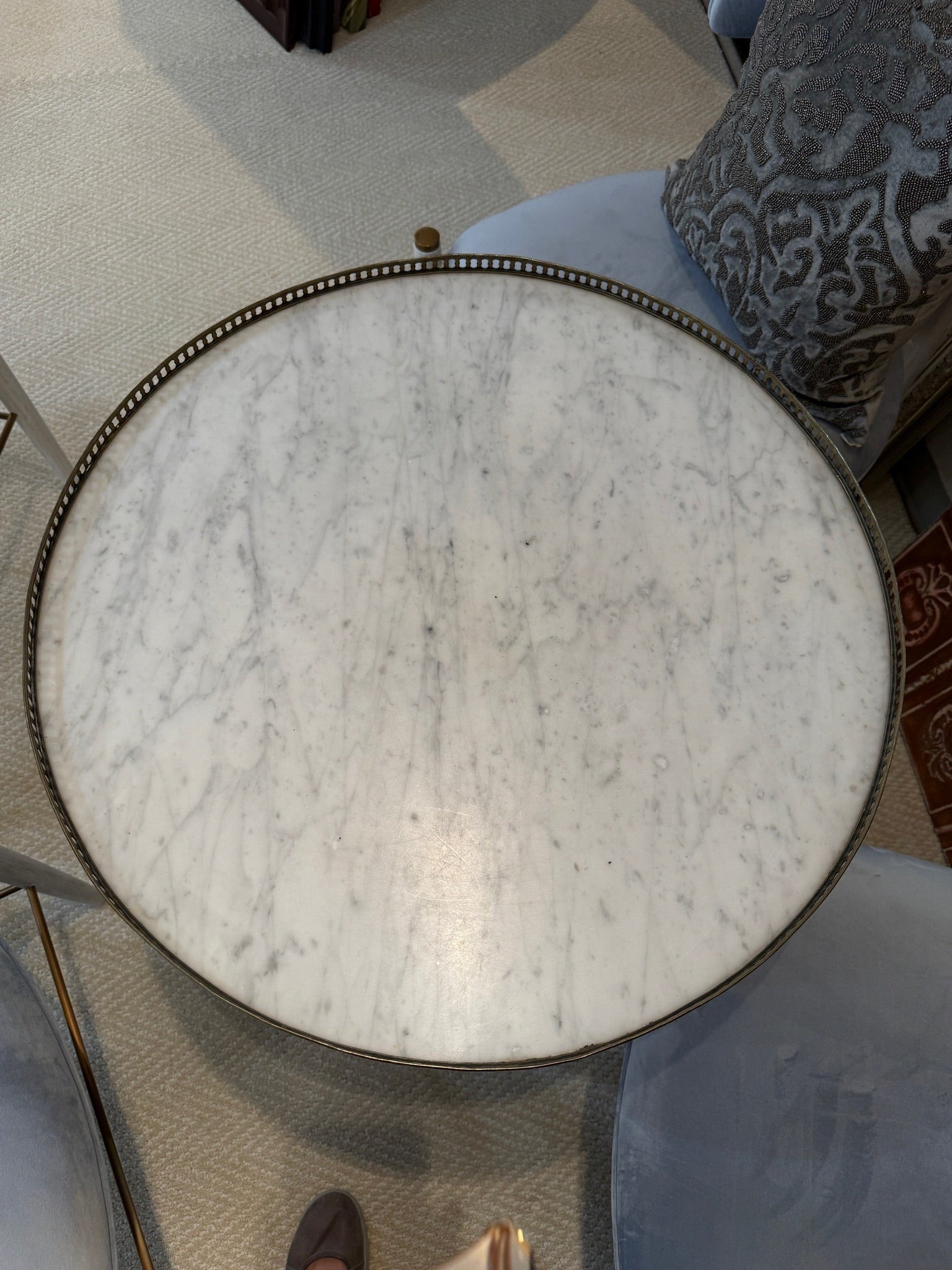 Grand Expressions Gallery and Home Store 18th-century Louis XVI tea table with round white marble top and brass gallery